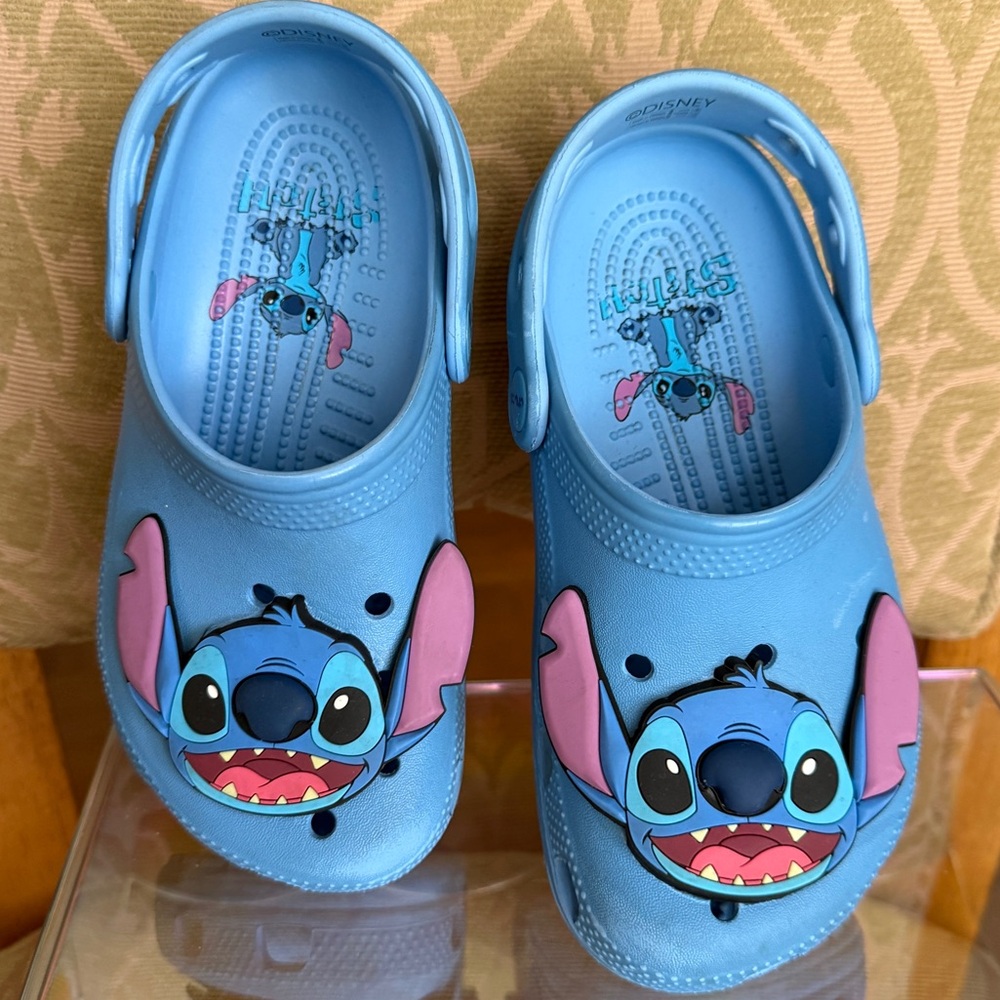 **SOLD** GUC Sz J2 Stitch Crocs
